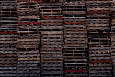 中交二航局运输堆叠的在工厂仓库中堆放的工业木材托盘货运和航概念